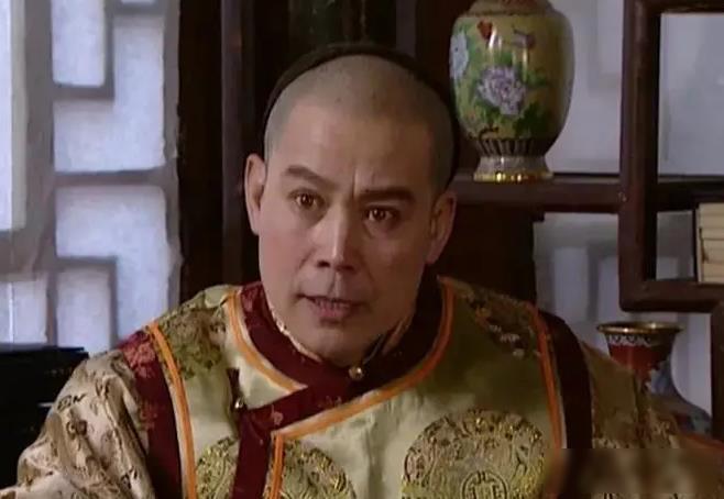 1697年，亲征噶尔丹回京的康熙，虽大胜归来，却表现的很愤怒，他先是处死了太子胤