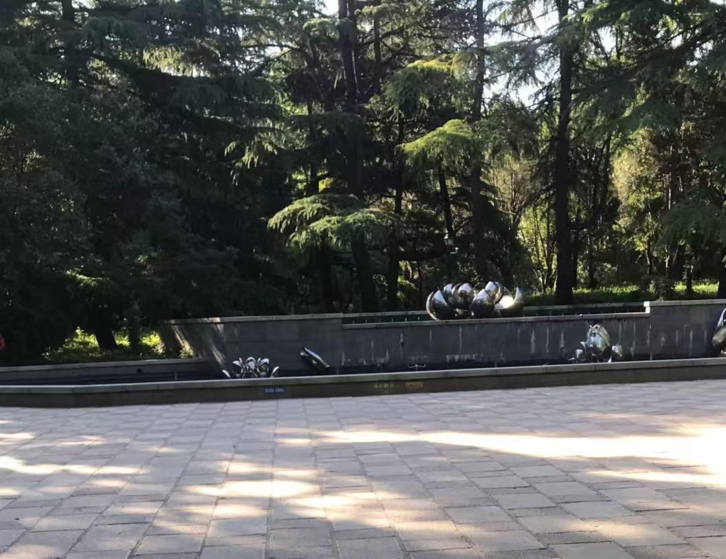 人生，该笑的时候，不如放声大笑。抱怨身处黑暗，不如提灯前行。

修身积福，贵在本