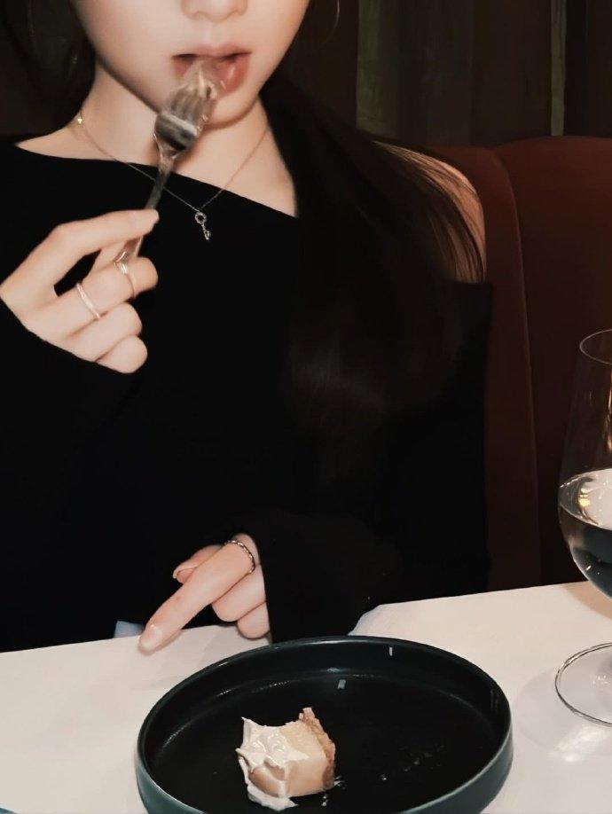 简简单单的黑裙，配上低马尾和素圈耳环，多多人儿美得好轻松

黄多多斜肩黑裙黄多多