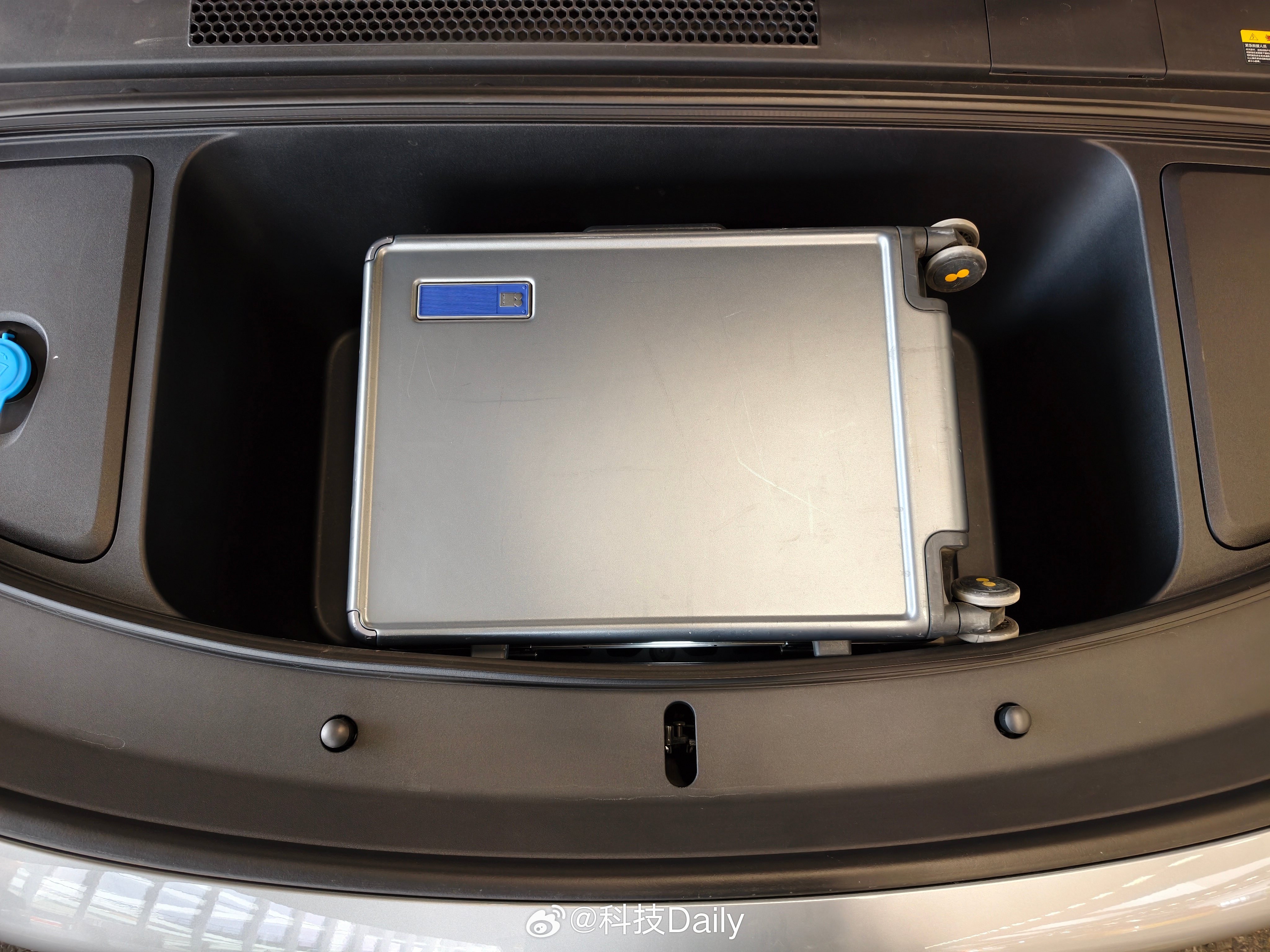 有前备箱就是方便，出差行李箱直接放前面。理想i6 北京·北京大兴国际机场