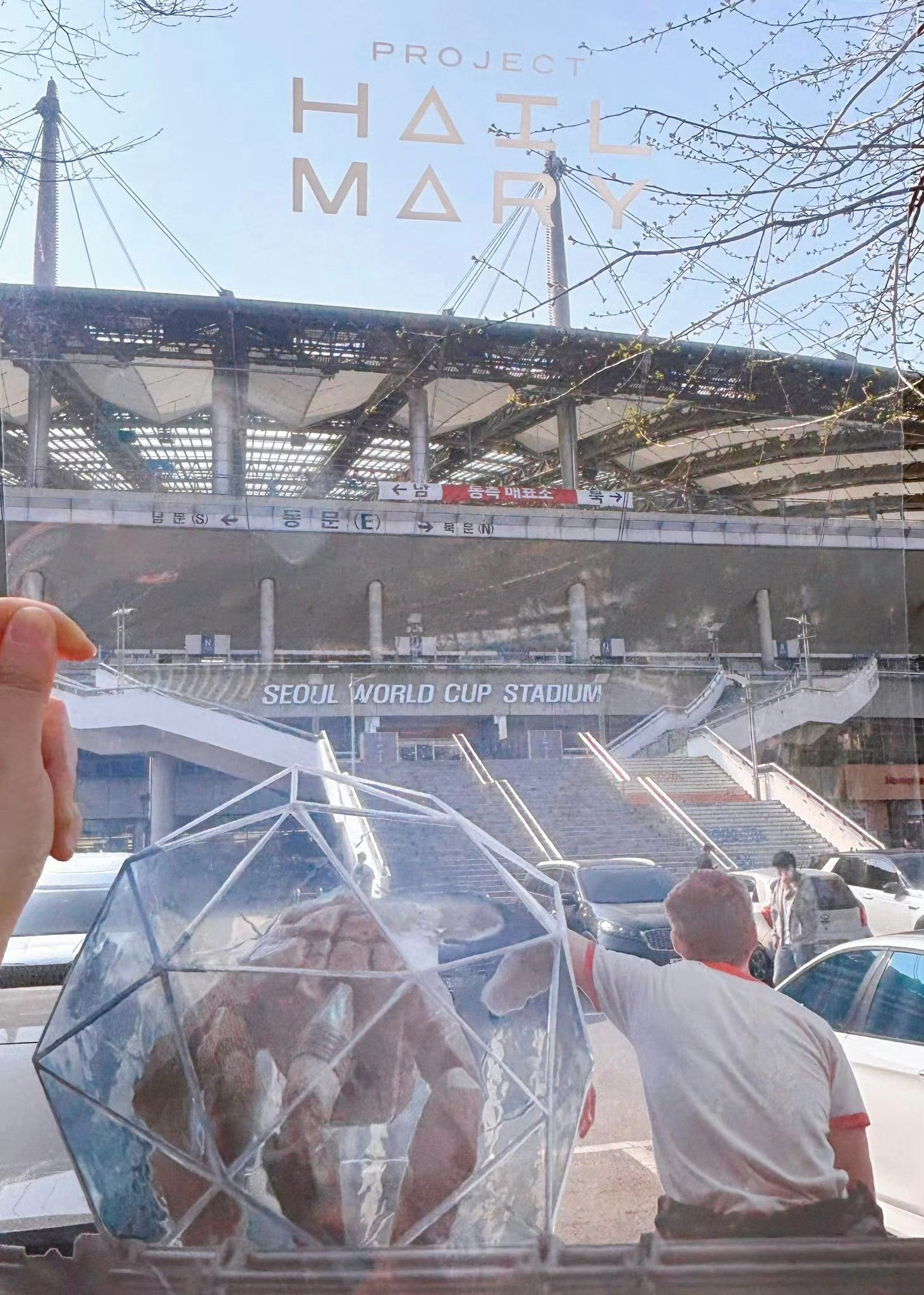 挽救计划透卡海报 《挽救计划》韩国院线做了透明材质海报，Rocky和 Grace