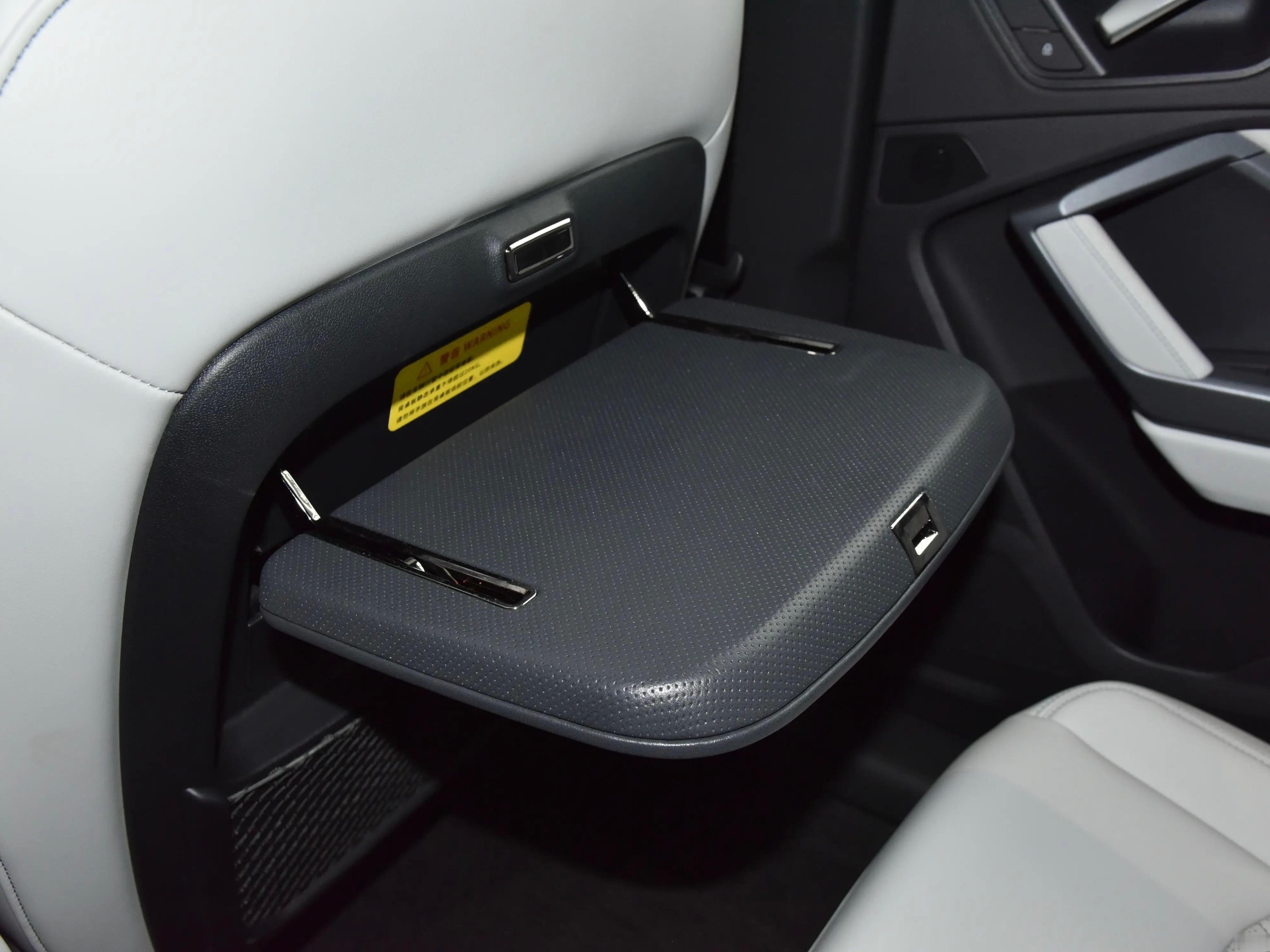 刚发现，奥迪Q3这小车竟然还有后排小桌板体验过的朋友都知道，这车并不是以空间实用