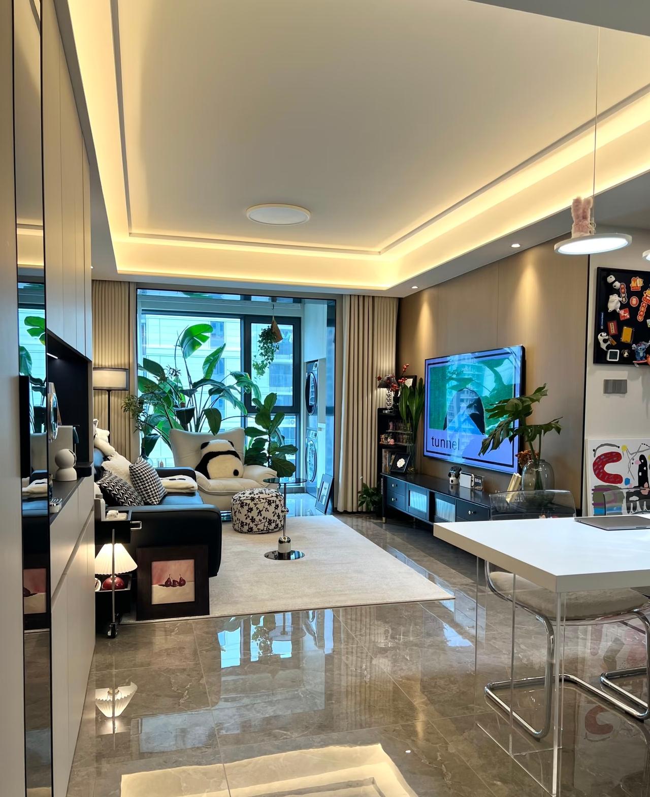 从小一直跟母亲相依为命的小亮，
结婚后事事都听母亲的，
小亮对他的母亲简直是百依