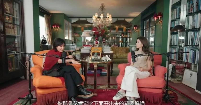 60岁刘嘉玲上海私宅曝光！和章泽天同框，差距藏在生活里 
🔹①近期，章泽天的播