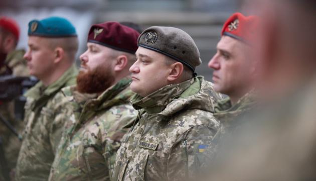 泽连斯基向火箭兵和炮兵授予勋章
乌克兰总统弗拉基米尔・泽连斯基在火箭兵和炮兵日之