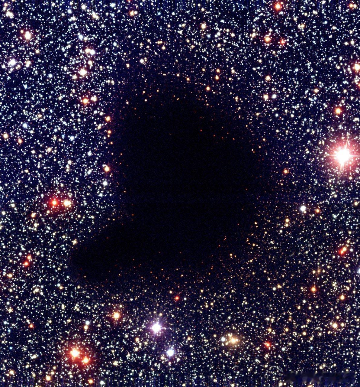 Barnard 68 是一个位于蛇夫座、距离我们 500 光年的暗星云。它直径约