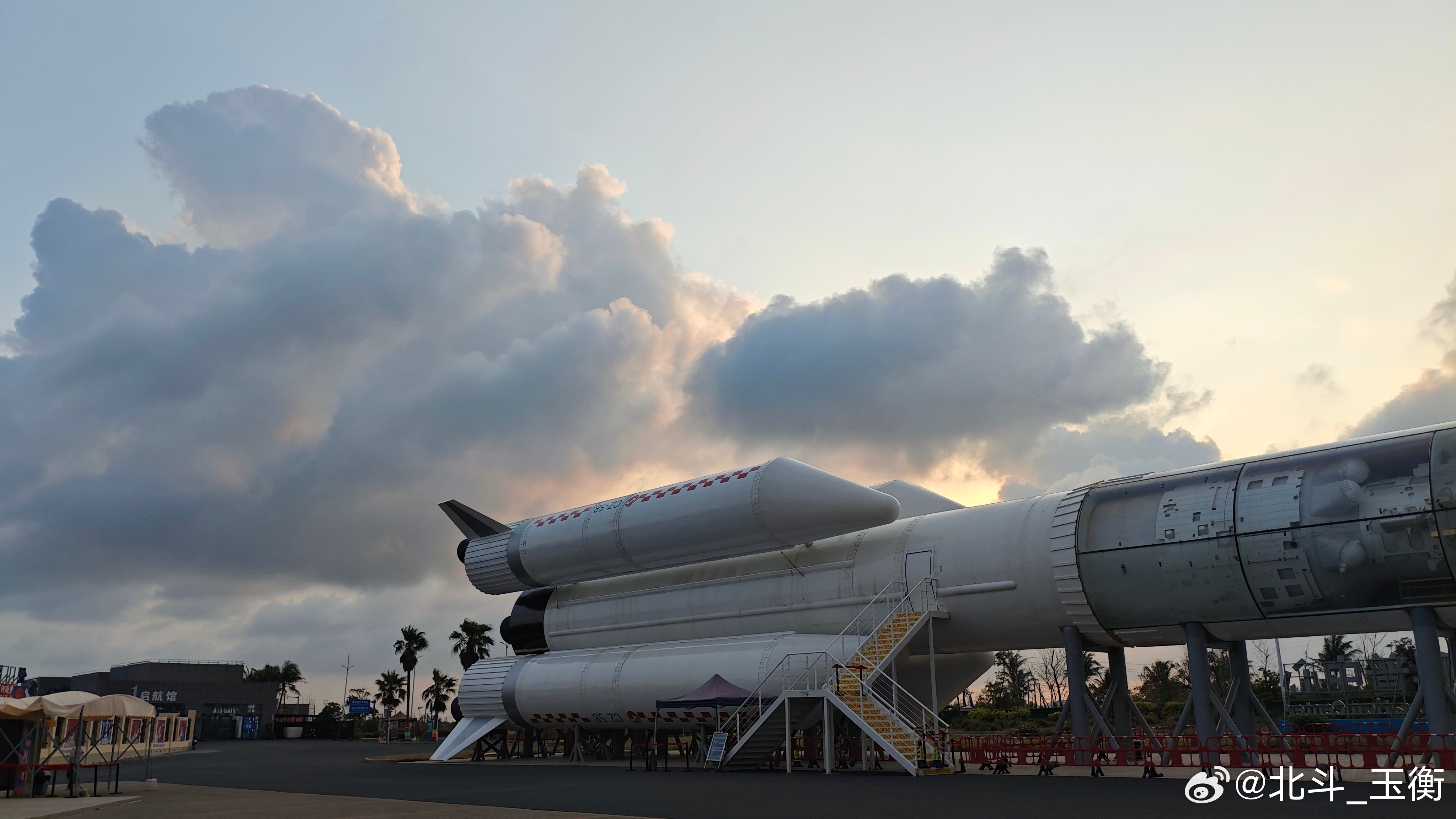 文昌这蓝天白云和大海真的太棒了。。。每天骑小电驴溜达都不想跑太快不过，要是好吃的