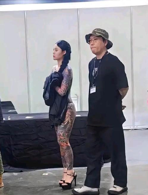 婚姻里最伤人的不是吵架，而是冷冰冰的沉默。
吵架至少还愿意沟通
沉默却是关上了心