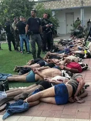 几十名渗入以色列的巴勒斯坦武装人员被以色列军队抓获，被成排地控制在地上。

为了