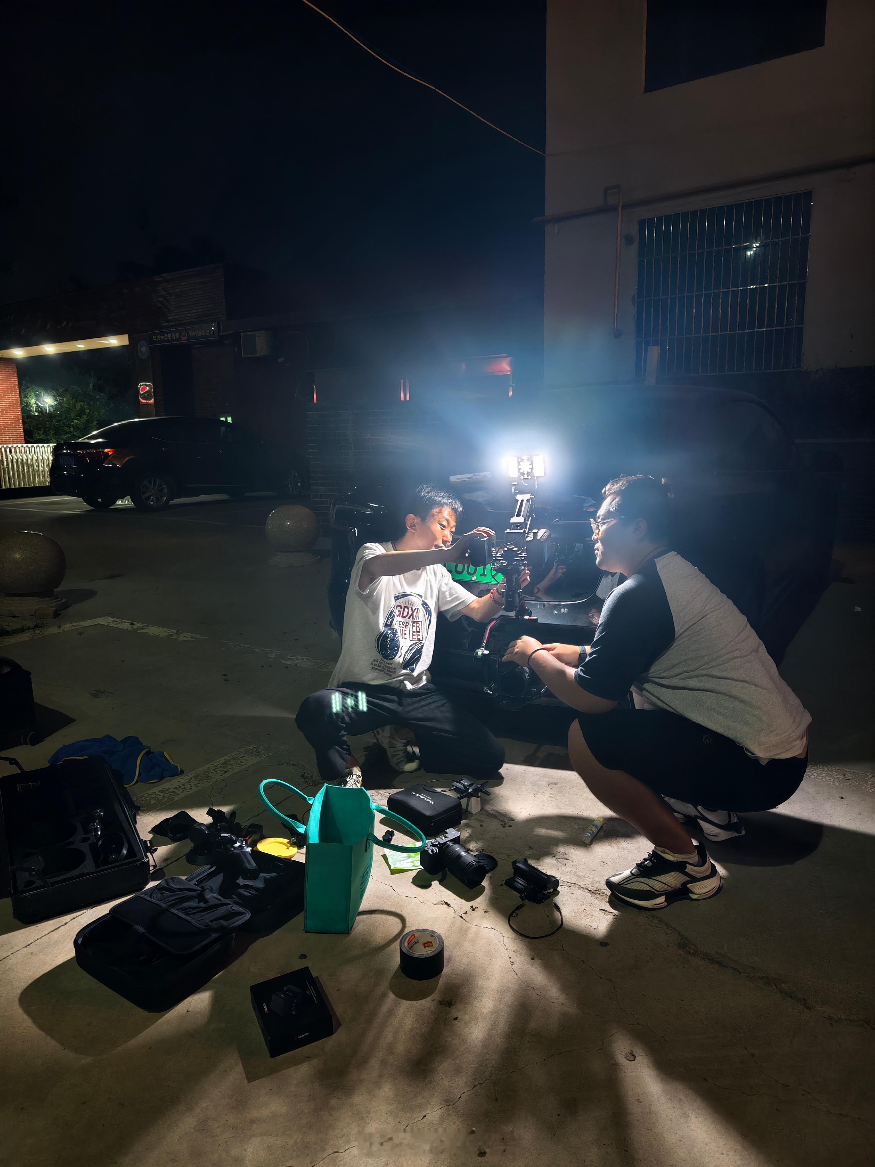 最近连续飞，时间排的非常紧张。团队小伙伴们从山东开车带来了车拍系统，组装调试设备