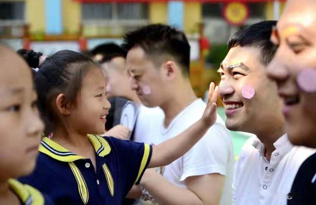 又是一年父亲节，朋友圈关于父亲的话题，似乎都是千篇一律的“父爱如山”，“还有大手