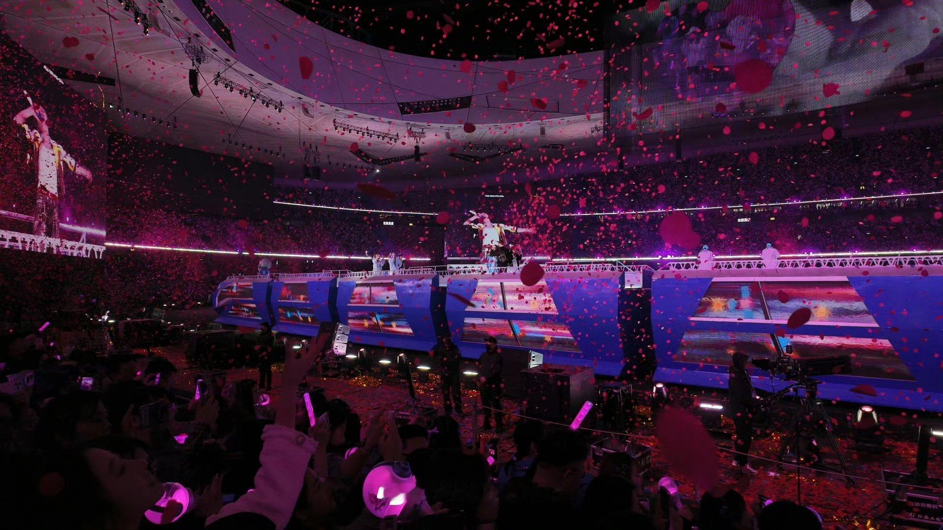 没点正气都来不了张杰演唱会从少年意气到初心不改，张杰用歌声传递正能量。整场演出满