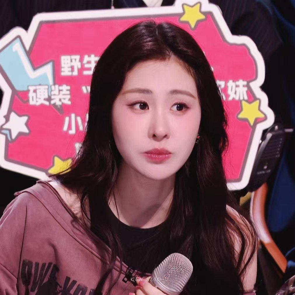 张碧晨歌手状态歌手发布会镜头感十足状态绝佳，张碧晨在歌手发布会从容大方，长相清甜
