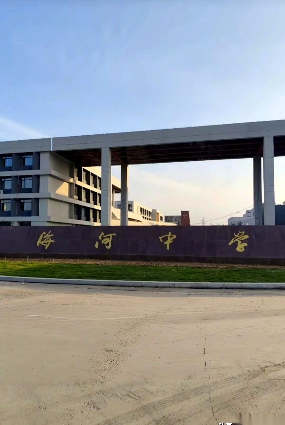 在东营河口区海河东路，一座气派的新学校马上就要完工了。崭新的教学楼、宿舍楼、实验