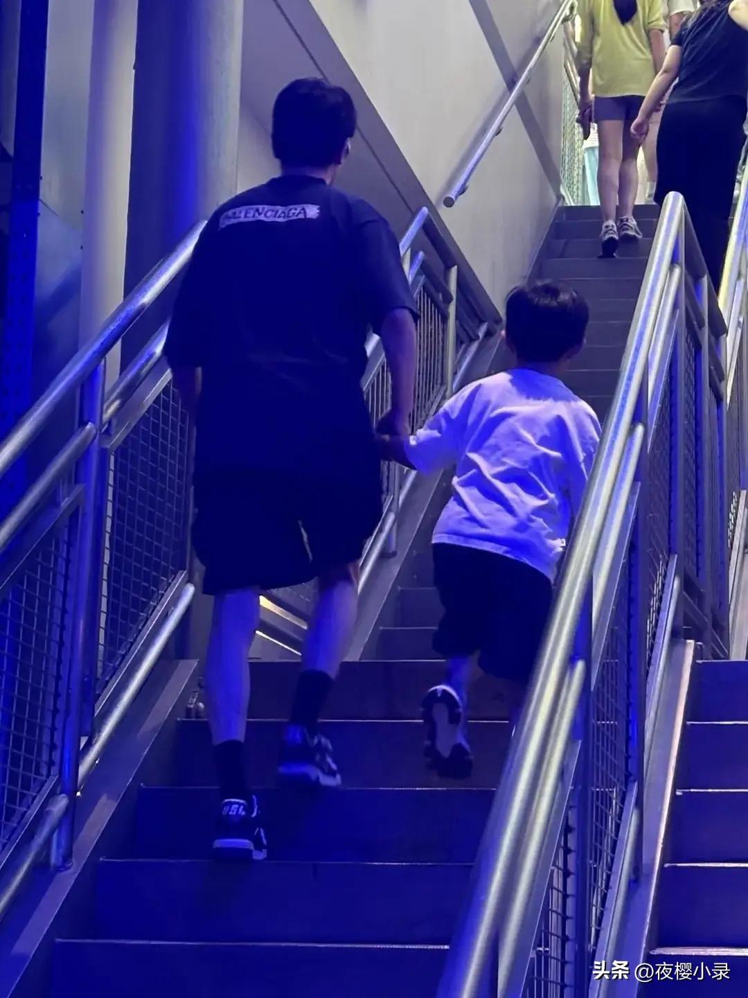 偶遇冯绍峰带儿子去环球影城玩，父子俩穿亲子装，牵手同框好有爱！