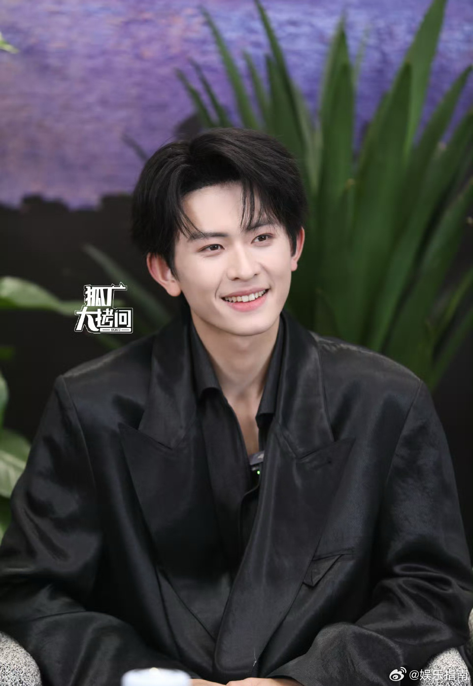 陈添祥《离歌1999》探班活动视频➕生图，说自己第一次染头发很新奇