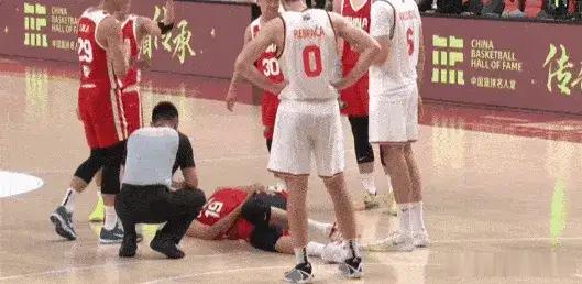 突发伤情！徐昕icon接球遭撞击胯部倒地受伤，暂回替补席休养中国男篮icon与K