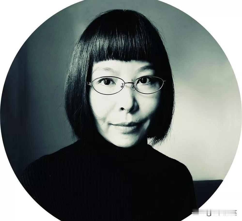 丁荭，1975年出生，浙江省温州人。
1990~1994年，中国美术学院附属中等