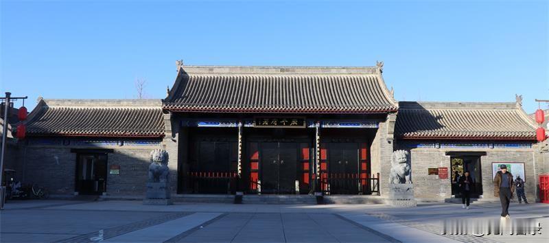 广平府署衙门的门厅右侧紧挨着立了两块碑，你能想到上面写了什么吗？这随随便便如儿戏