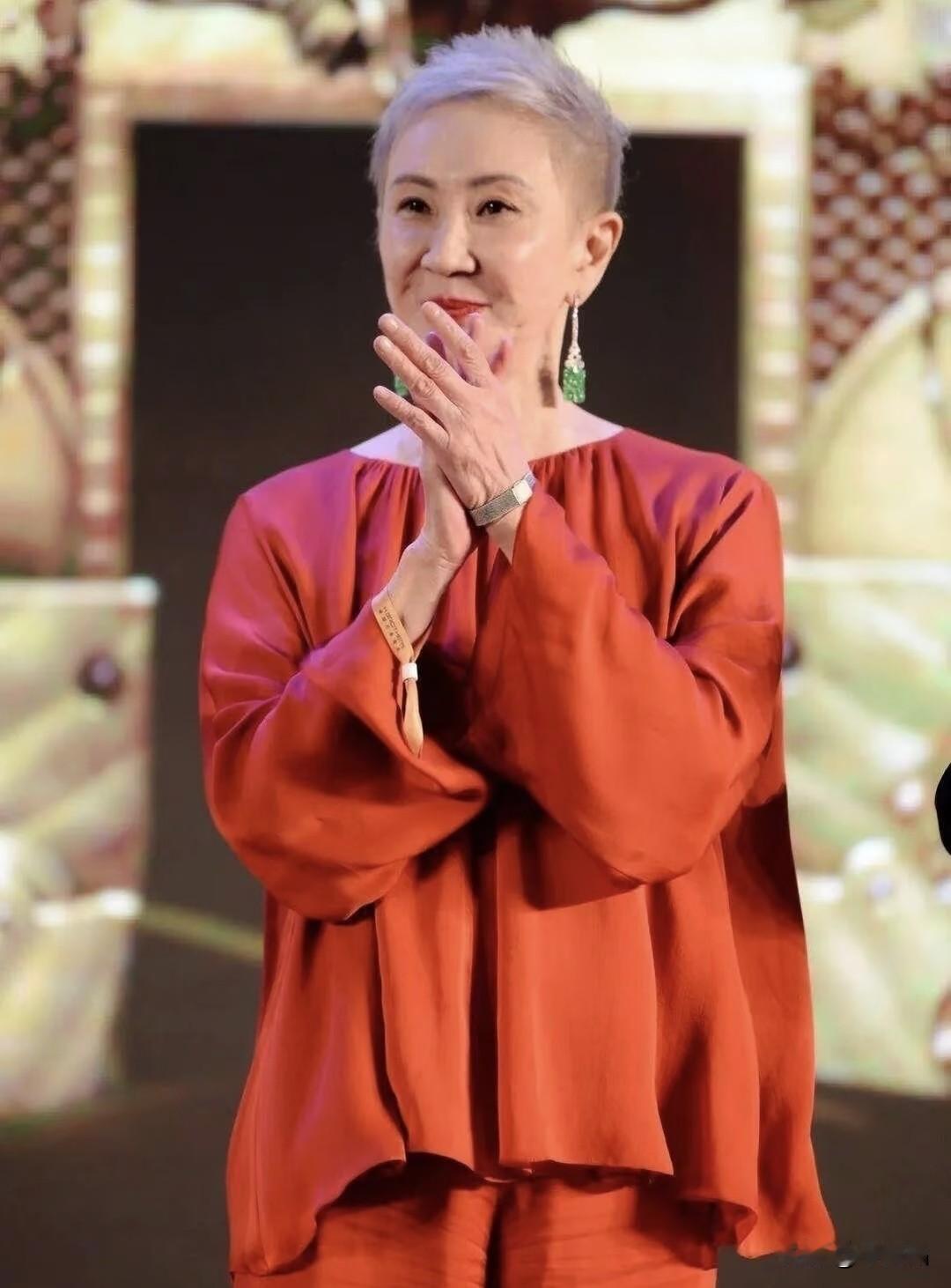 很多优秀的女性，如果不结婚，也许过得更幸福，更精彩。离婚、没孩子有什么好遗憾的？