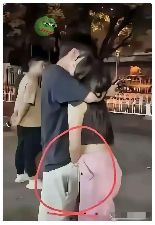小姑娘咱矜持点行吗？咱偶尔“收一收”过度主动的劲儿，不然将来你婆婆会感觉他儿子不