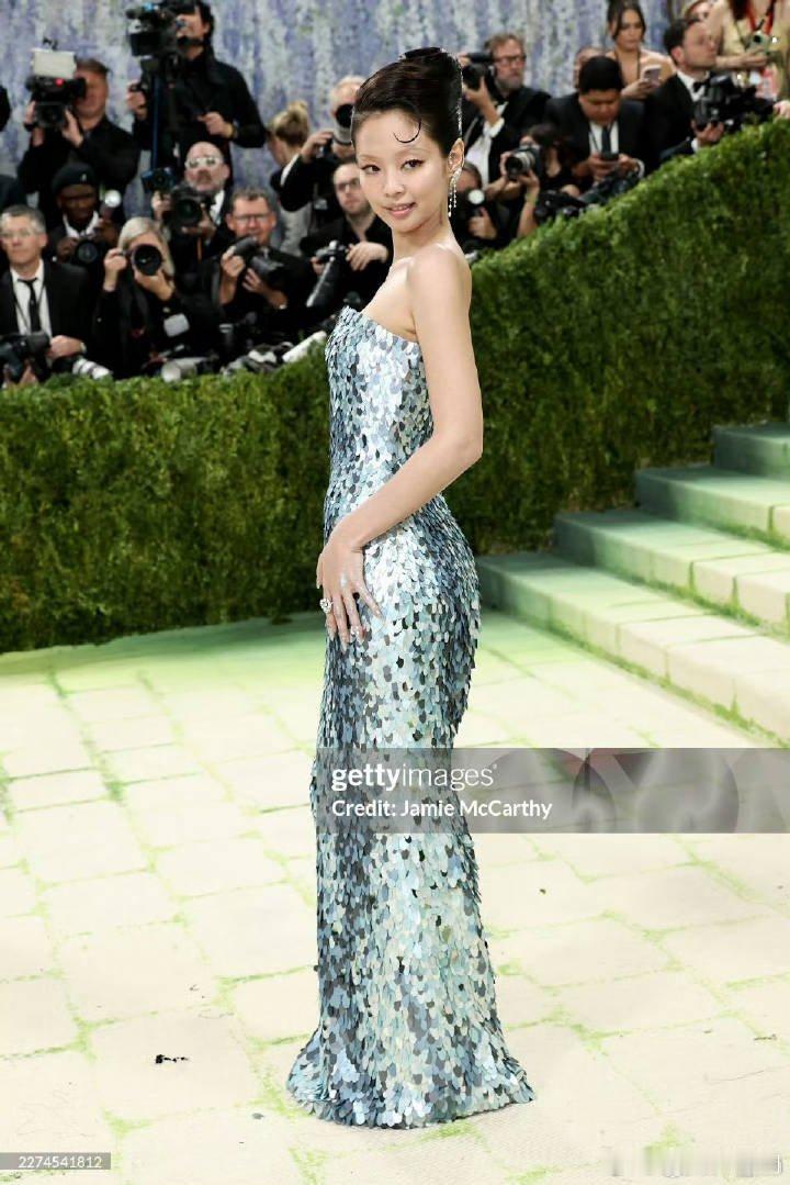 MetGala红毯我的天，Jennie完全人鱼公主啊，怎么可以这么美，这身很适合