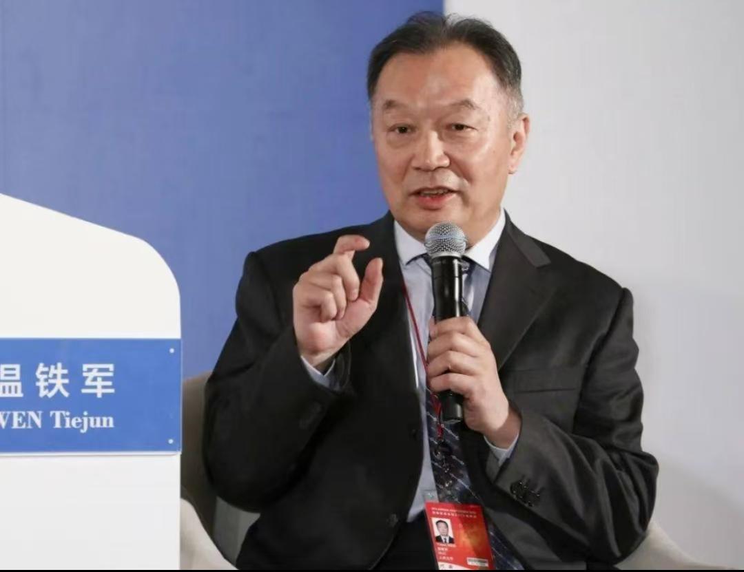 温铁军有一段十分清醒的观点，直白点出当下发展里藏着两大关键问题，看完让人豁然开朗