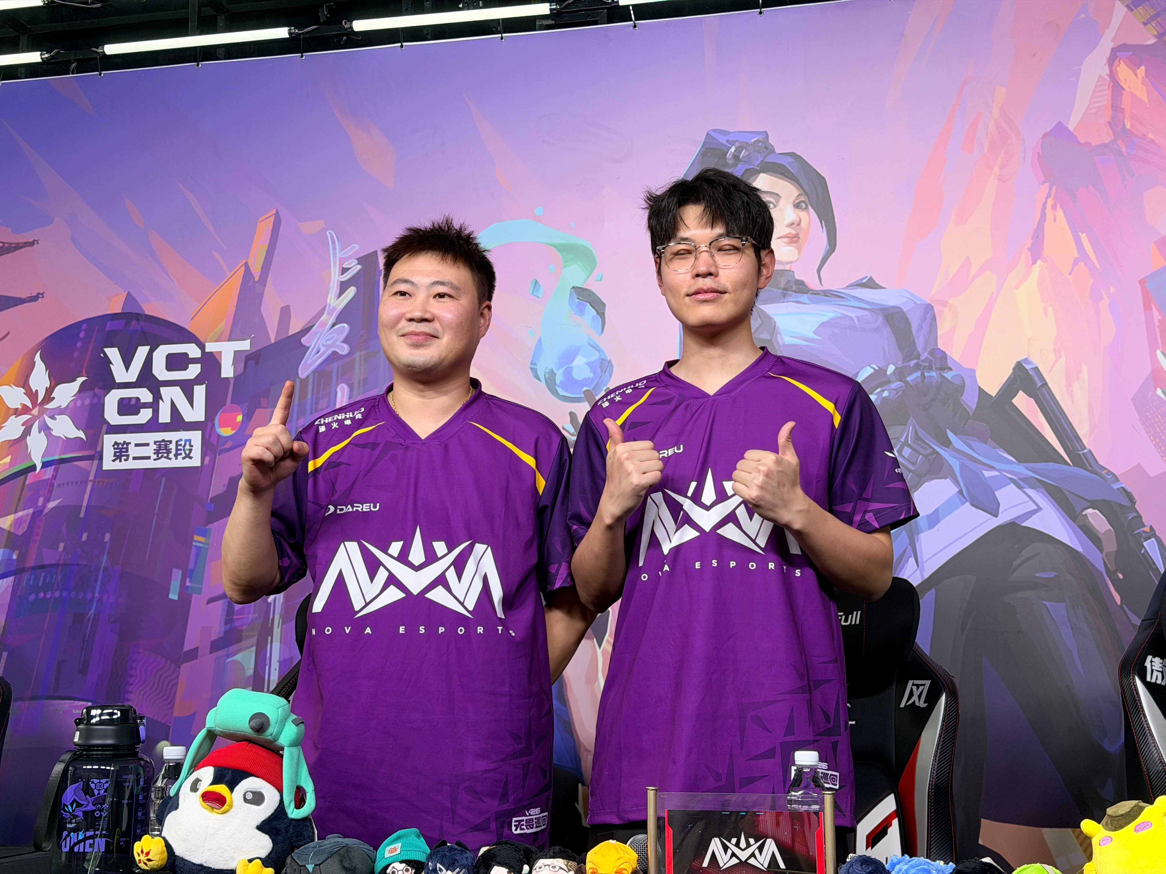 NOVA无畏契约 和教练的赛后群访合照来啦2026vctcn第二赛段NOVA新赛