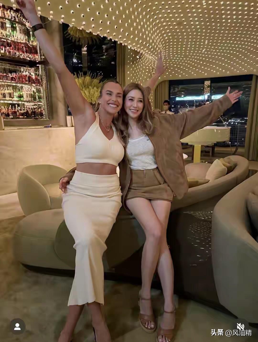 今天看到萨巴伦卡的一张照片，发现她好有女人味，生活中的她一袭长裙，女人味十足，完