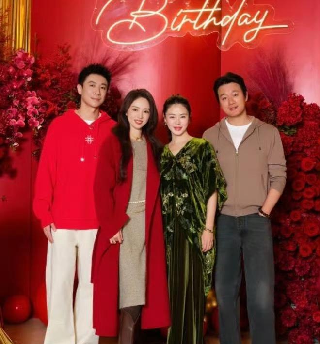 张维伊生日夜，短发一亮相，全场倒吸一口气。
不是明星扎堆，是咖位全到了——黄渤举