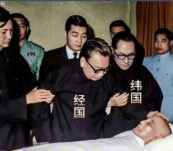 1975年蒋介石去世，将经国、蒋纬国、戴季陶等人守在他的身边。蒋介石悬棺三尺不落