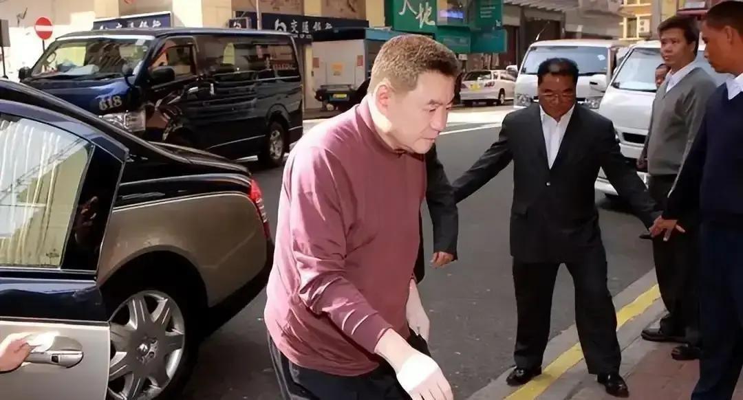刘銮雄现在出门最多走400步。就400步。多一步都喘不上气，得赶紧找地方坐下。5