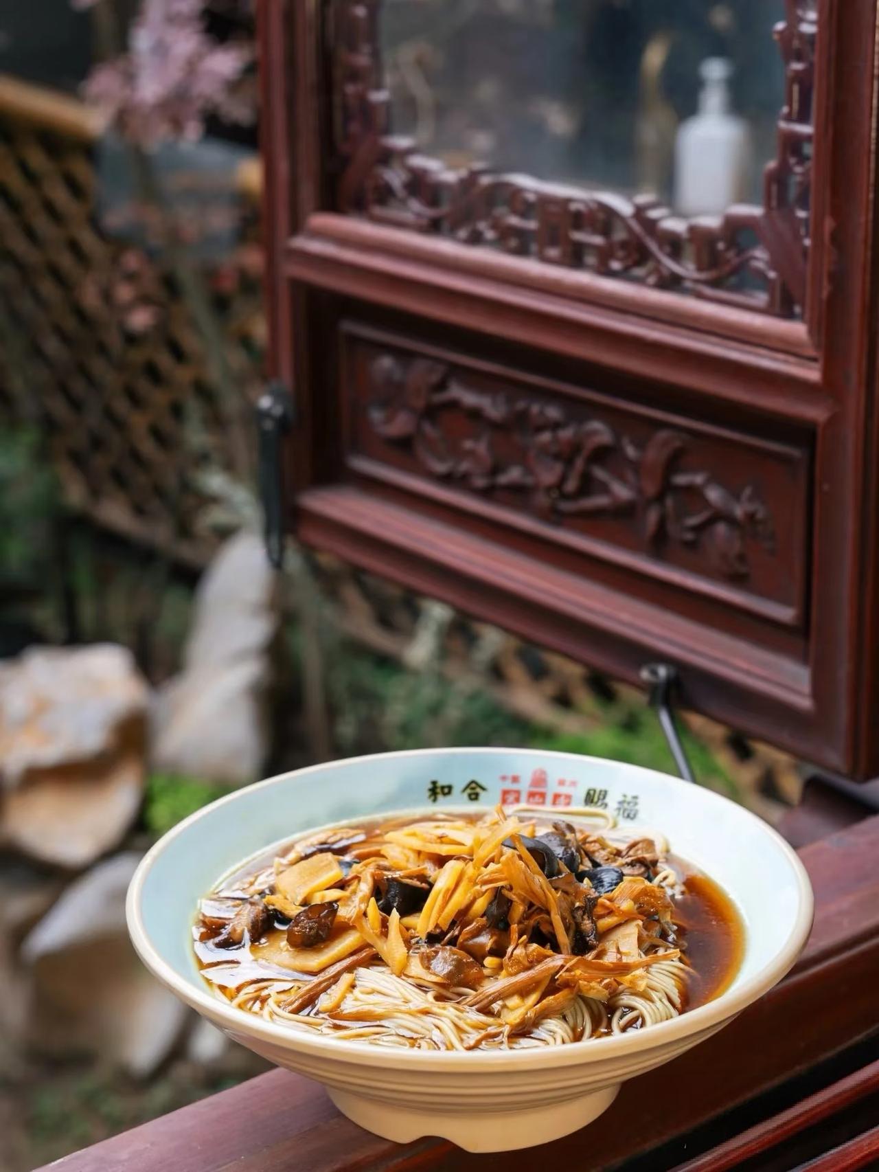 1️⃣ 总体原则
- 少量多餐：一天3餐为主，可在两餐间加1次小点心（如酸奶、水