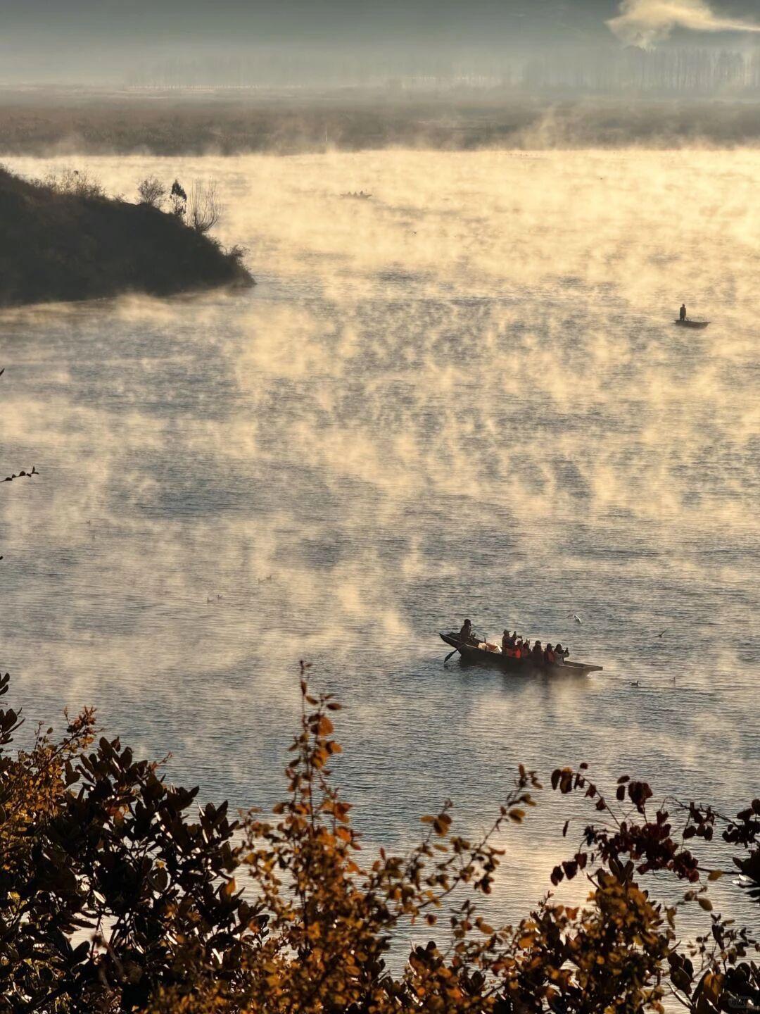 在这个冬季，当人们还在热议大理洱海时
泸沽湖宛如一颗璀璨的明珠
在丽江与凉山交界
