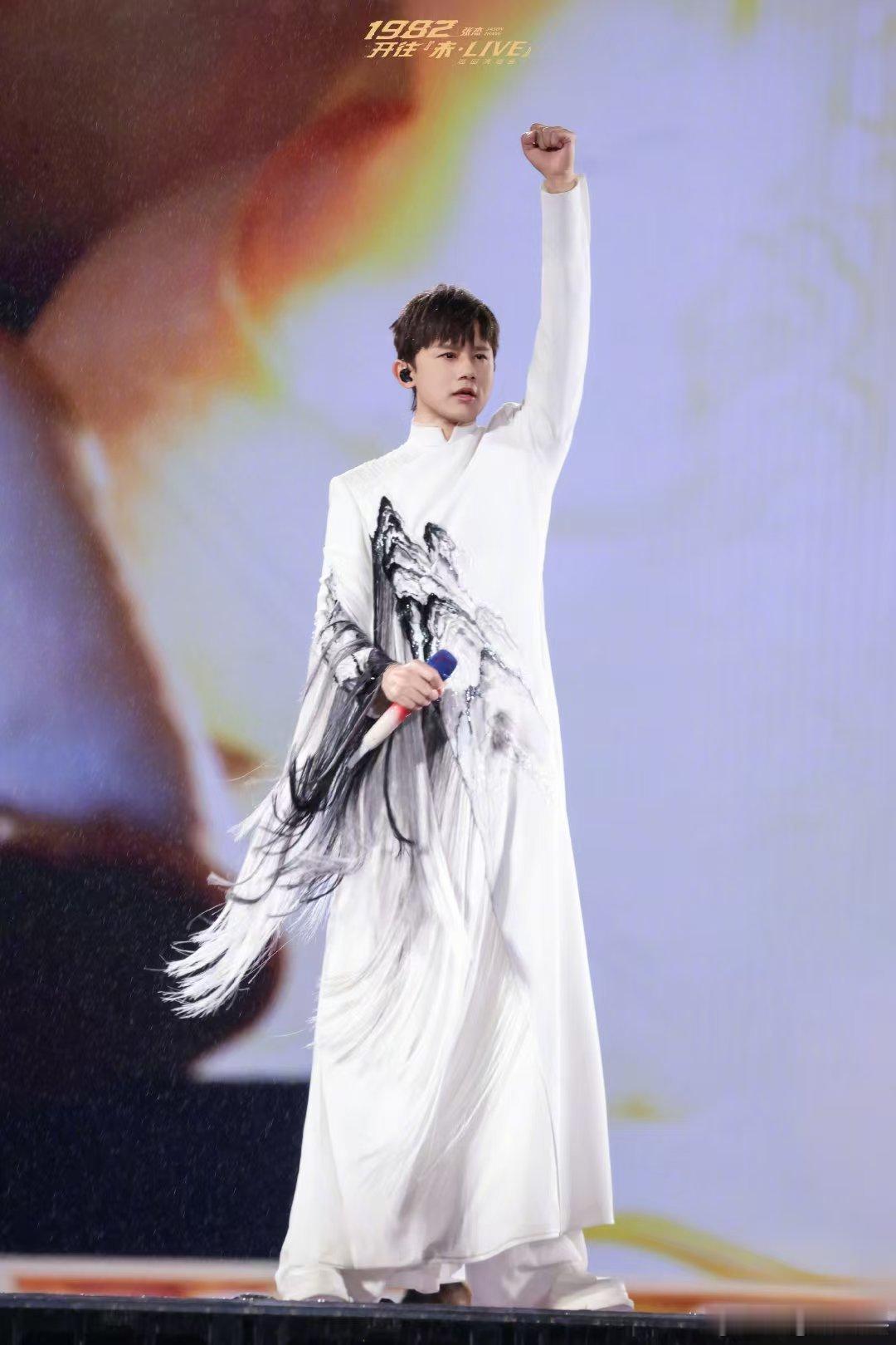 张杰演绎MJ金曲 张杰致敬迈克尔杰克逊 杭州演唱会高能名场面，张杰现场翻唱《Yo