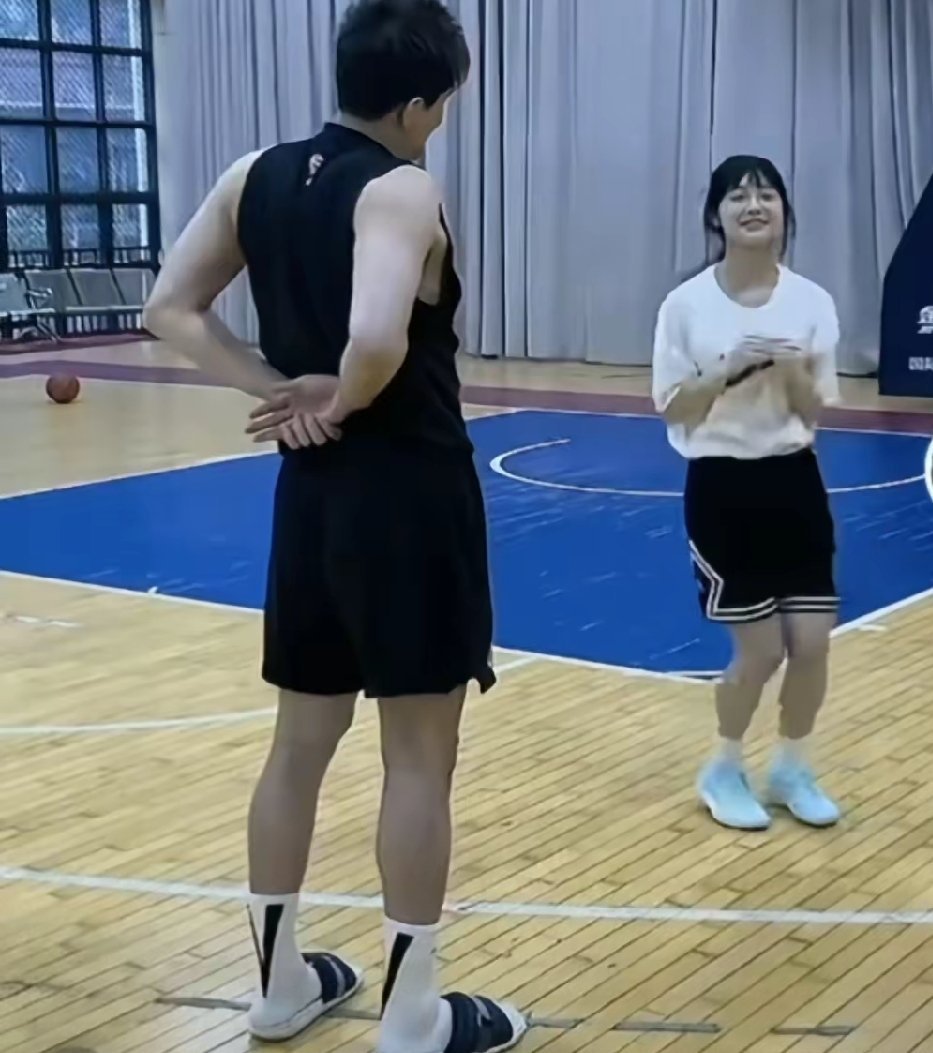 既然在一起了，毛豆就少吃一点吧！郭艾伦