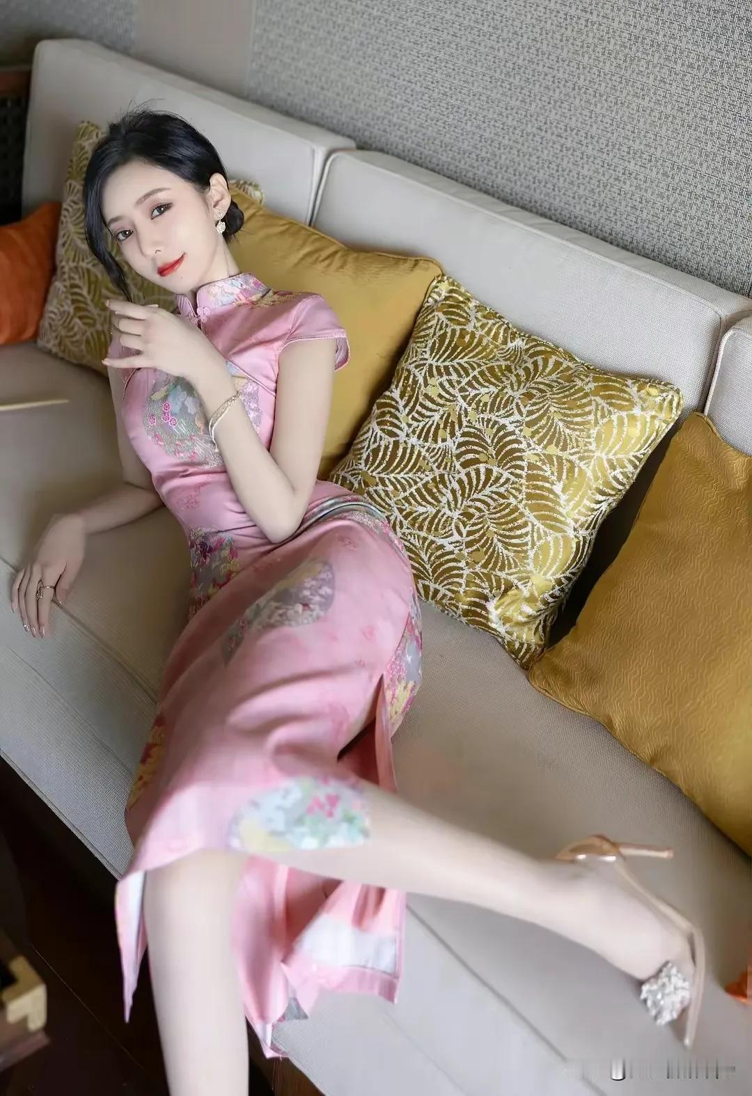 美女瑶瑶，粉色花旗袍，突显好身材，玉腿太美