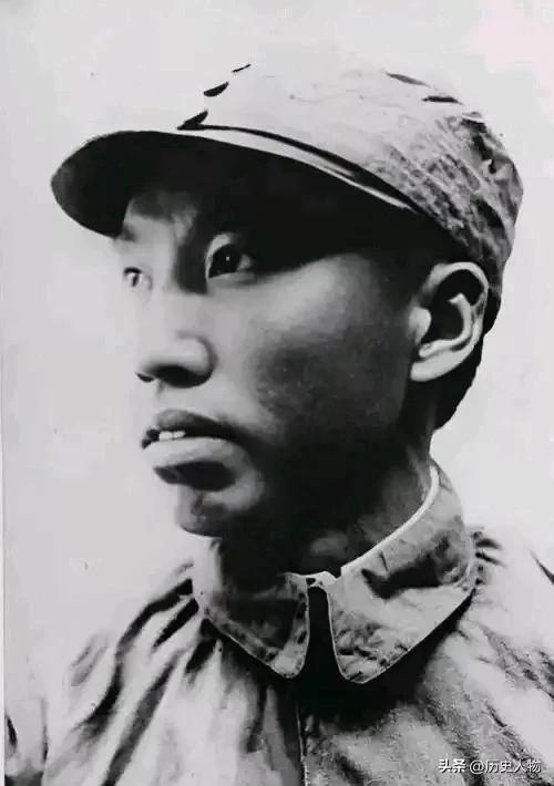 赞左权将军
 太行浩气贯长虹，血洒疆场气若虹。
尽瘁驱倭身殉国，英名永耀太行峰。