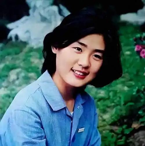 1981年，只有19岁的女演员丛珊指着朱时茂，对导演谢晋哭着说：“不是我不愿意抱