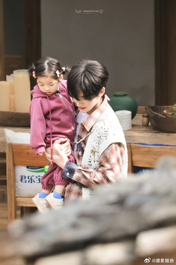 余宇涵单手抱娃狠狠心动了！余宇涵单手抱娃的画面也太好磕了，身形修长单手护住萌娃，