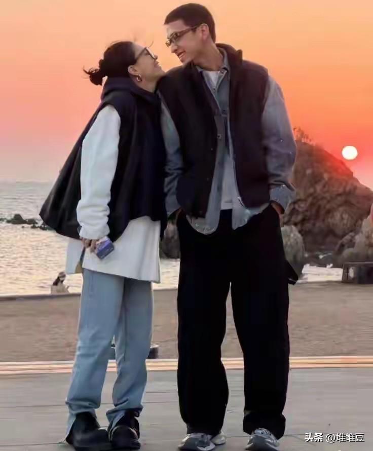 李嘉格说：男友分期送她耳环，
买不起一对就先买一只，
慢慢攒钱再补齐另一只。
她