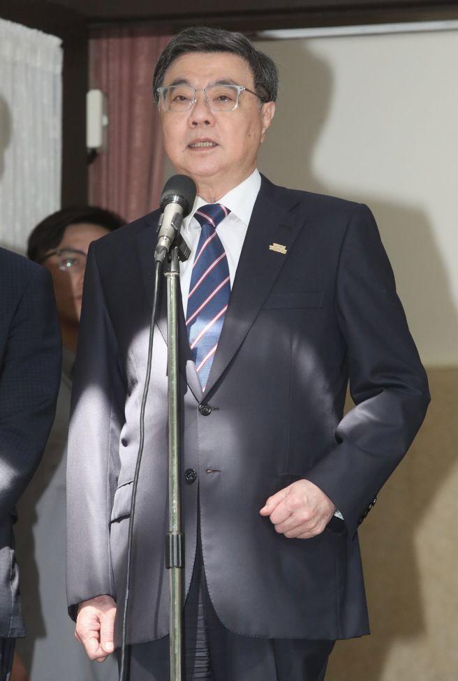 卓荣泰硬拗游盈隆，坚持用“国藉法”卡民代是对的，他说，凡具有中国国籍的人，中国（