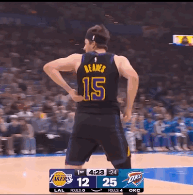 里夫斯就是这样扭伤的，而且还带伤坚持了一段时间，令人钦佩。
湖人连伤两员大将，以