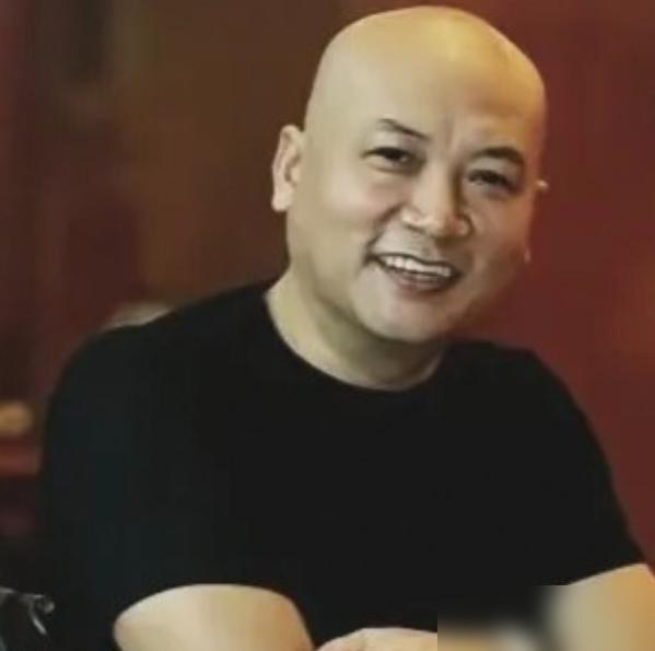 别再吹什么相敬如宾了。
36年，他没叫过她老婆，只叫“董事长”。你管这叫爱情？