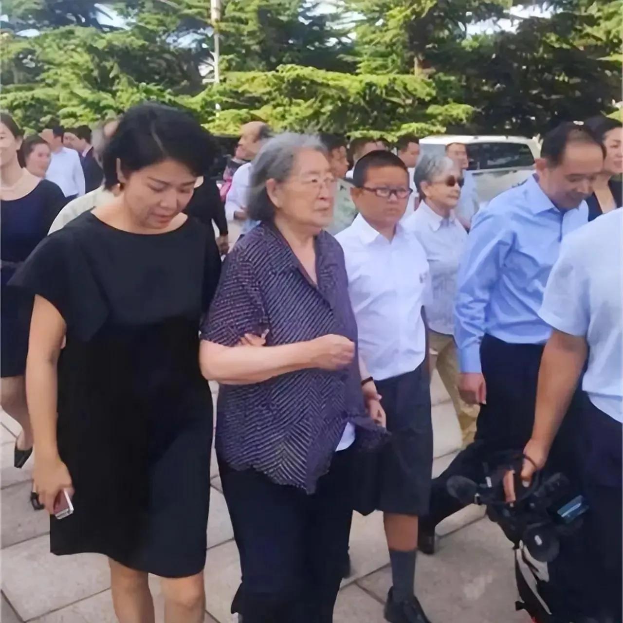 1999年，李敏病重，孔东梅背着母亲给中央写了一封求助信。很快，孔东梅的求助就得