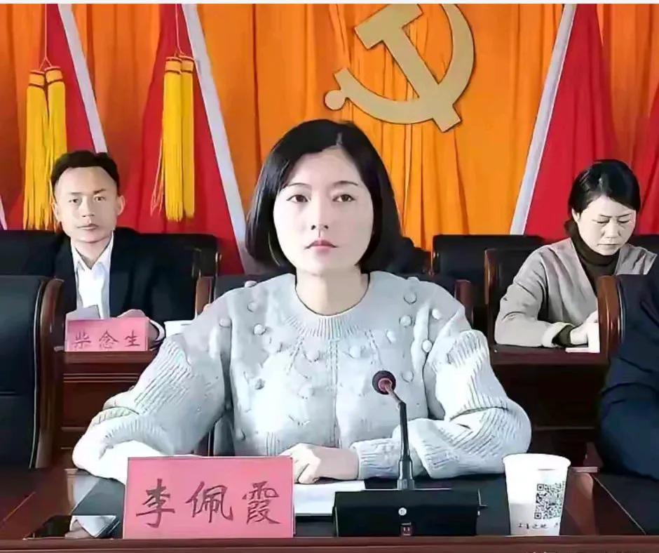 今天听身边的人，都在说李佩霞和她父亲，又蠢又笨，自己不清不白，还上报，鸡飞蛋打了