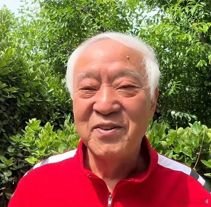 牛群裸捐全部财产唏嘘，善良的人才会被这种舆论绑架。 