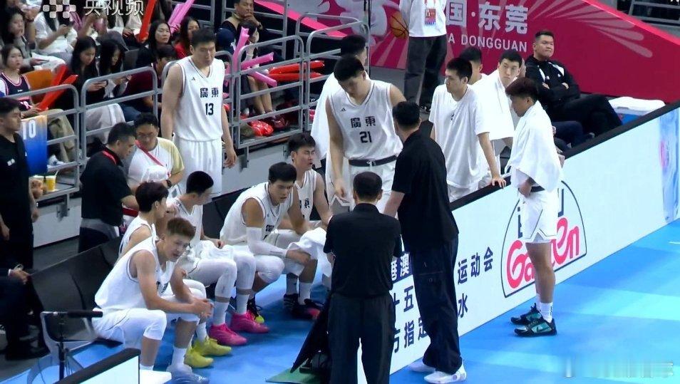 下半场开局广东队进攻哑火，辽宁队追到只剩2分，杜锋指导叫暂停调整了，看起来要换上