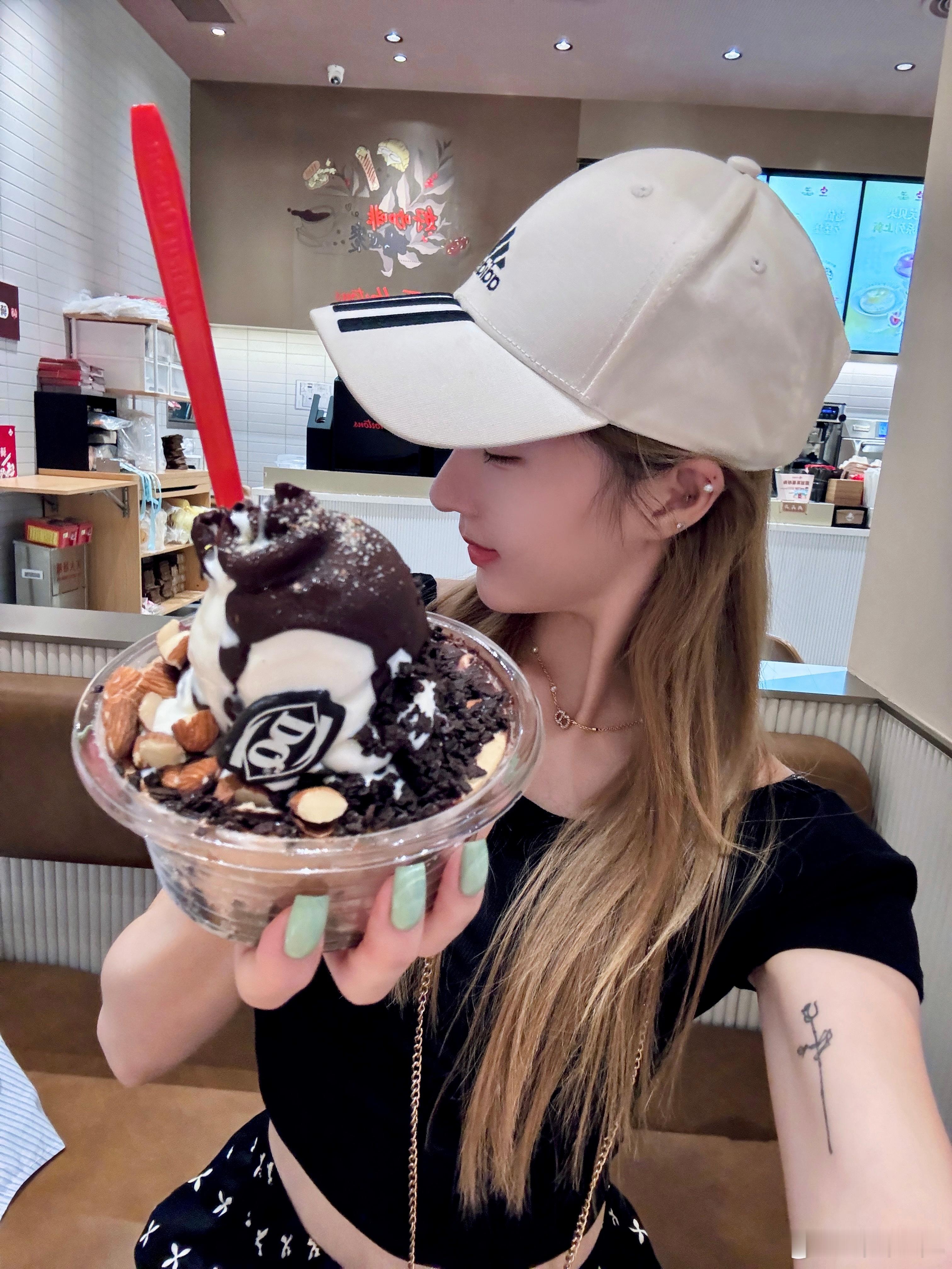今日人设：爱吃冰淇淋的小女孩一枚🍨🍦#记录生活# ​​​
