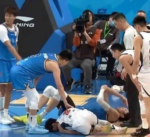 徐杰受伤，雷蒙言行温暖，值得点赞！

徐杰受伤后，雷蒙第一时间上前查看，并用手比